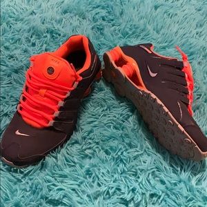 Men’s 7 /Women’s 8.5 Nike Shox
